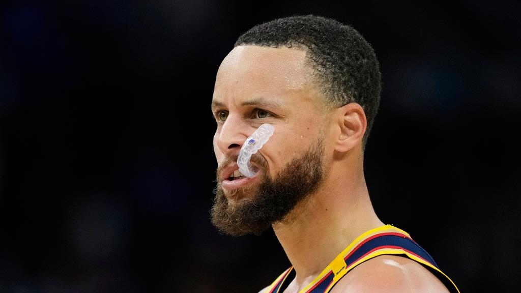 NBA／這東西也有人要買？柯瑞「咬過的護齒套」以「超低價」售出、粉絲崩潰