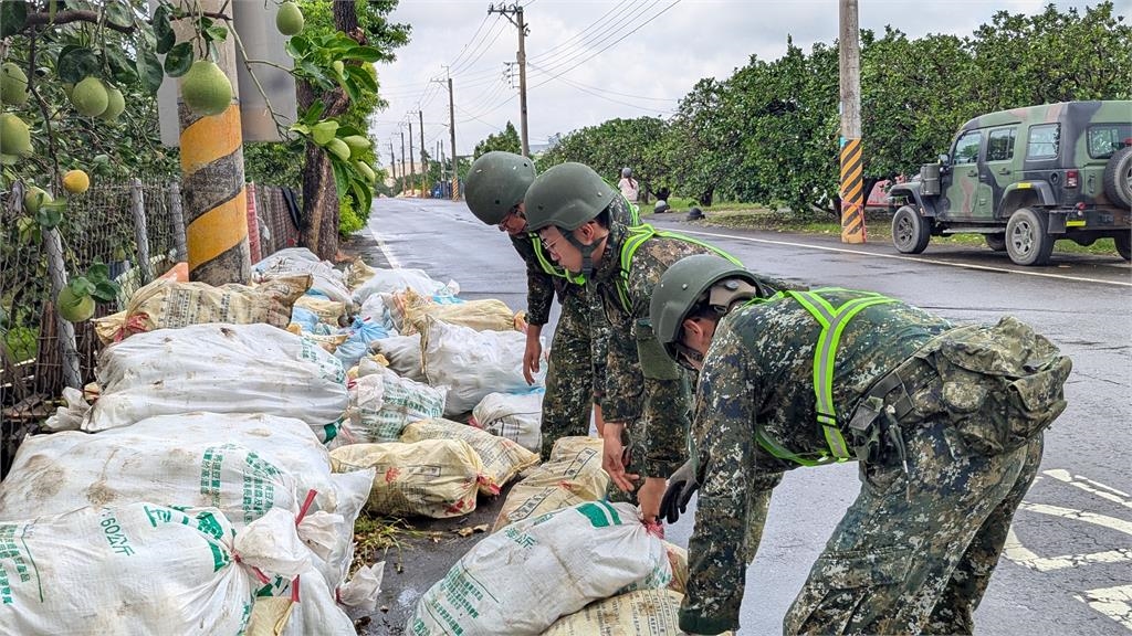 快新聞/拚復舊! 國軍第四、第五作戰區挺進嘉南協助災民