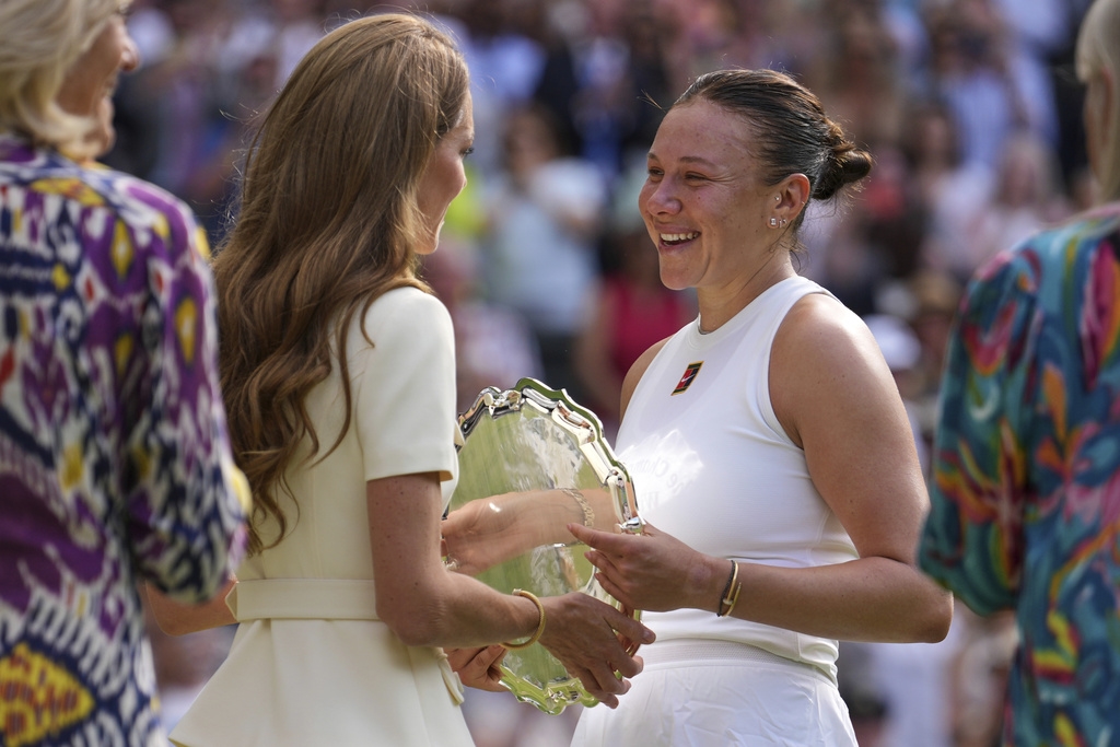 溫網(影)／凱特王妃優雅現身溫布頓球場！親頒獎盃、暖心鼓勵落敗選手