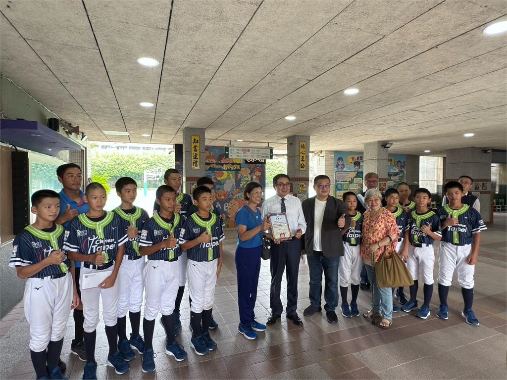 洪婉臻議員與弘久會致贈選手加菜金 力挺東園國小少棒隊勇闖威廉波特
