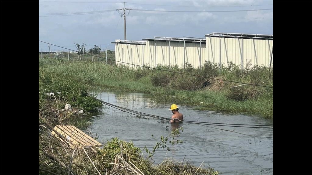 台電人員搶修受損電線桿 泡水進行作業、多日未回家
