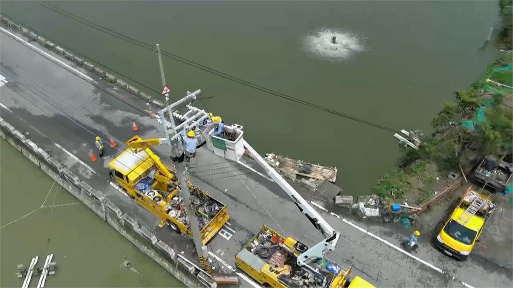 台電人員搶修受損電線桿 泡水進行作業、多日未回家