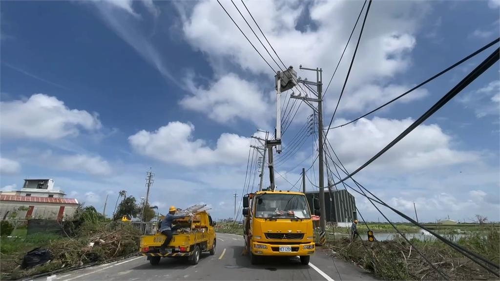 台電人員搶修受損電線桿 泡水進行作業、多日未回家