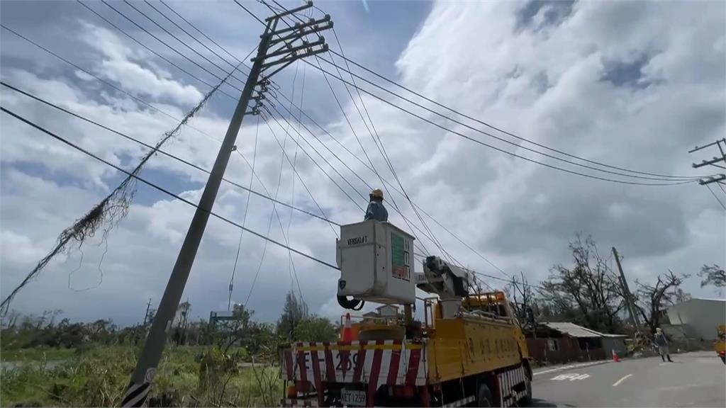 台電人員搶修受損電線桿 泡水進行作業、多日未回家
