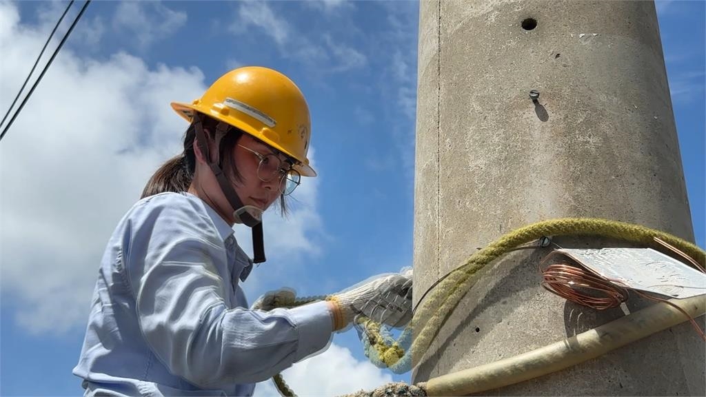 7天沒見孩!台電爸爸搶修電力 孩衝現場探班 加油打氣