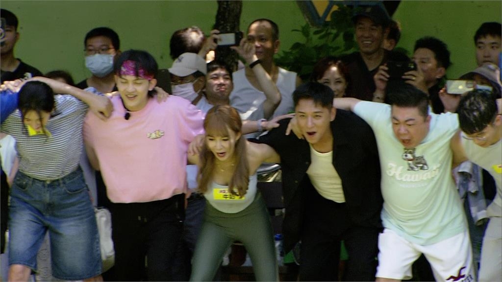 影帝鄭人碩現身《綜藝大集合》！籃籃臭手爛籤與董至成親密接觸