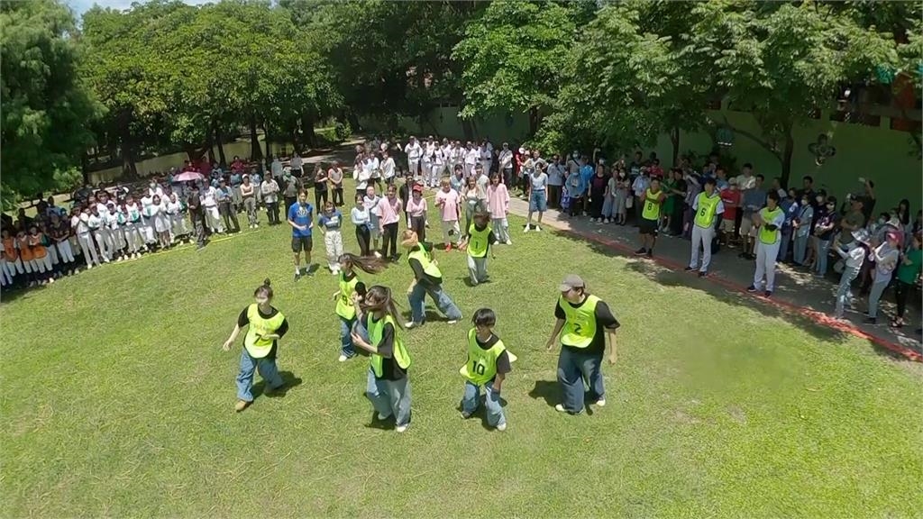 影帝鄭人碩現身《綜藝大集合》!籃籃臭手爛籤與董至成親密接觸