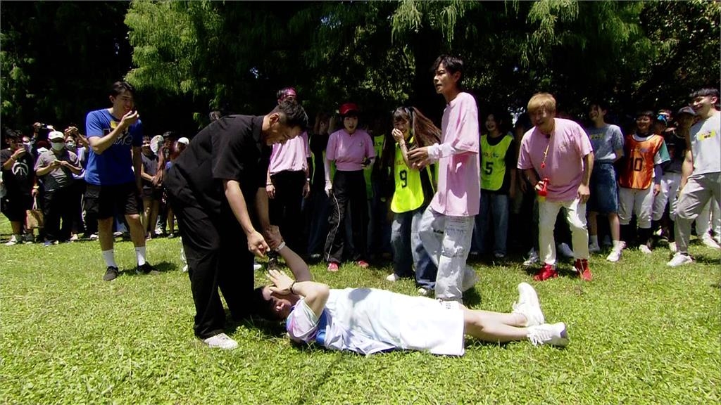 影帝鄭人碩現身《綜藝大集合》!籃籃臭手爛籤與董至成親密接觸