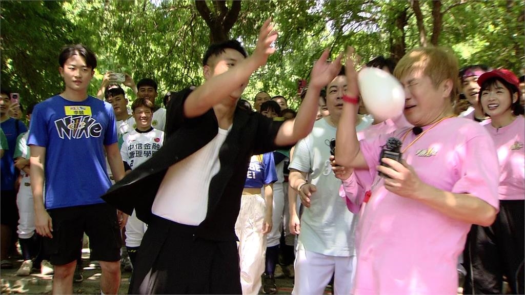 影帝鄭人碩現身《綜藝大集合》!籃籃臭手爛籤與董至成親密接觸