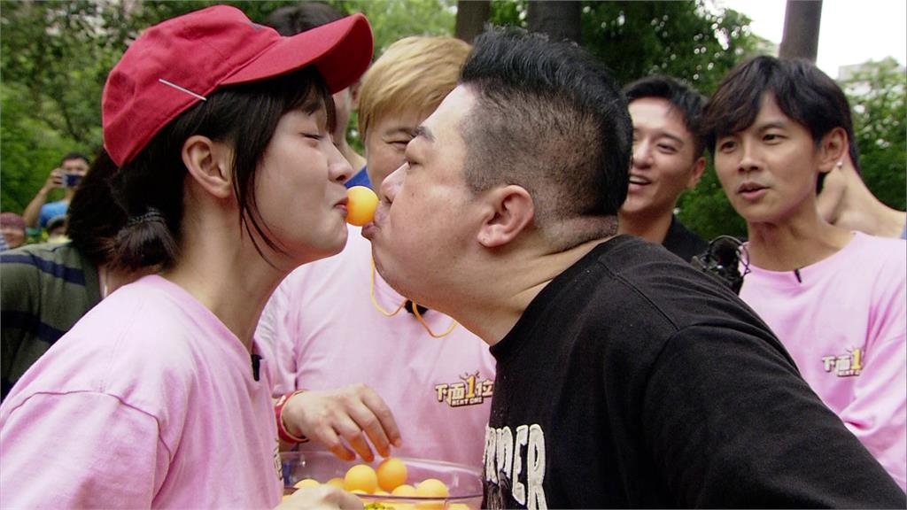 影帝鄭人碩現身《綜藝大集合》!籃籃臭手爛籤與董至成親密接觸