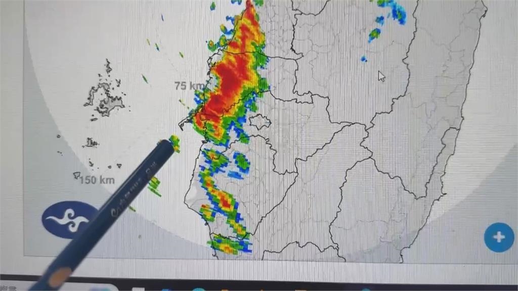 巨雷轟嘉義「黑夜閃成白晝」 民眾以為爆炸:「玻璃快被震破」