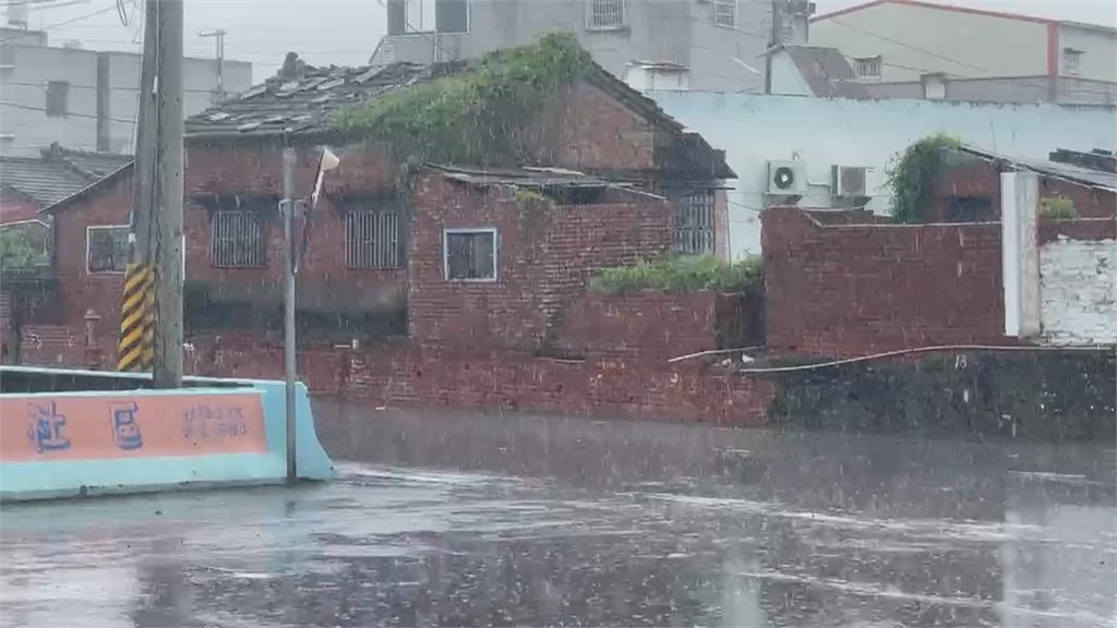 巨雷轟嘉義「黑夜閃成白晝」 民眾以為爆炸:「玻璃快被震破」