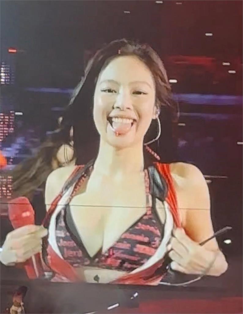 Jennie開唱玩嗨突「雙手猛拉」!上圍1秒「大怒神彈出」全場看傻眼影片瘋傳
