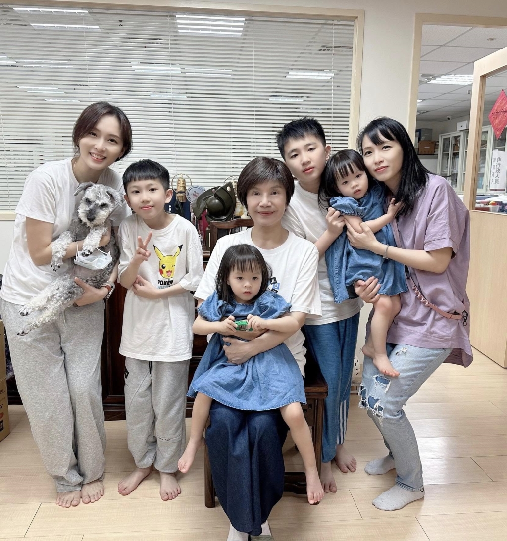 唐美雲「子孫滿堂」過61歲生日！ 歌仔戲入圍金曲喜上加喜