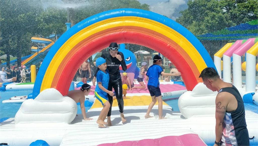 戲水驚見黑色漂浮物? 花蓮知卡宣親水公園大落漆