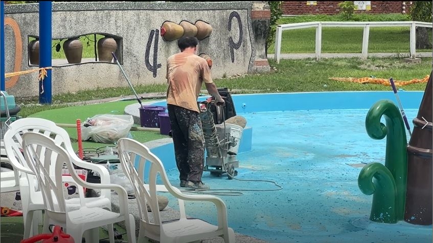戲水驚見黑色漂浮物? 花蓮知卡宣親水公園大落漆