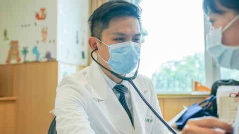 男童高燒不退、驚現「草莓舌」！竟是「這疾病」作祟學齡兒家長注意！