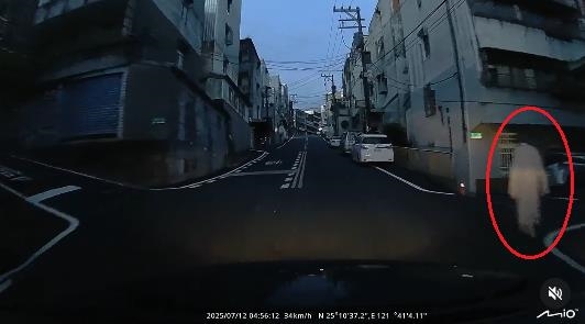 清晨開車驚見「白袍無頭路人」詭異畫面瘋傳!他