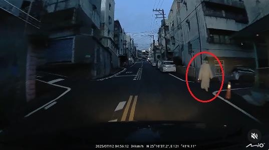 清晨開車驚見「白袍無頭路人」詭異畫面瘋傳!他