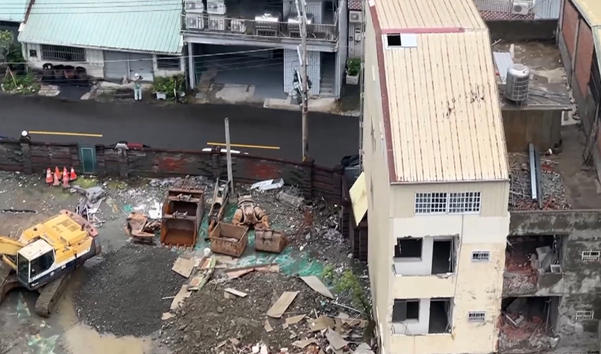 施工站上4層樓高拆除鐵皮屋頂　工人竟完全沒防護