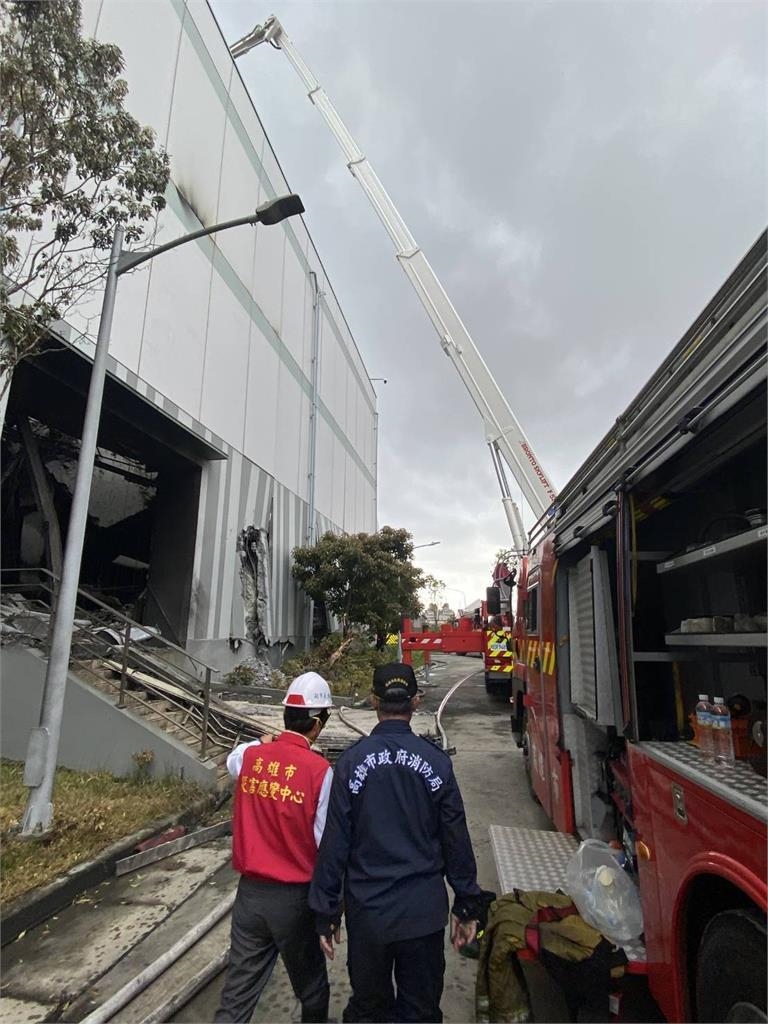 快新聞/鋰電池廠火勢撲滅!高雄主力消防部隊中午撤離 留守部分人力監控
