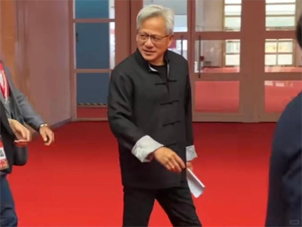 黃仁勳赴北京入境隨俗!脫掉皮衣「穿唐裝亮相」罕見換裝引中國熱議