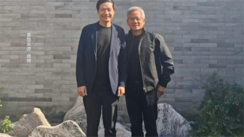 黃仁勳赴北京入境隨俗!脫掉皮衣「穿唐裝亮相」罕見換裝引中國熱議