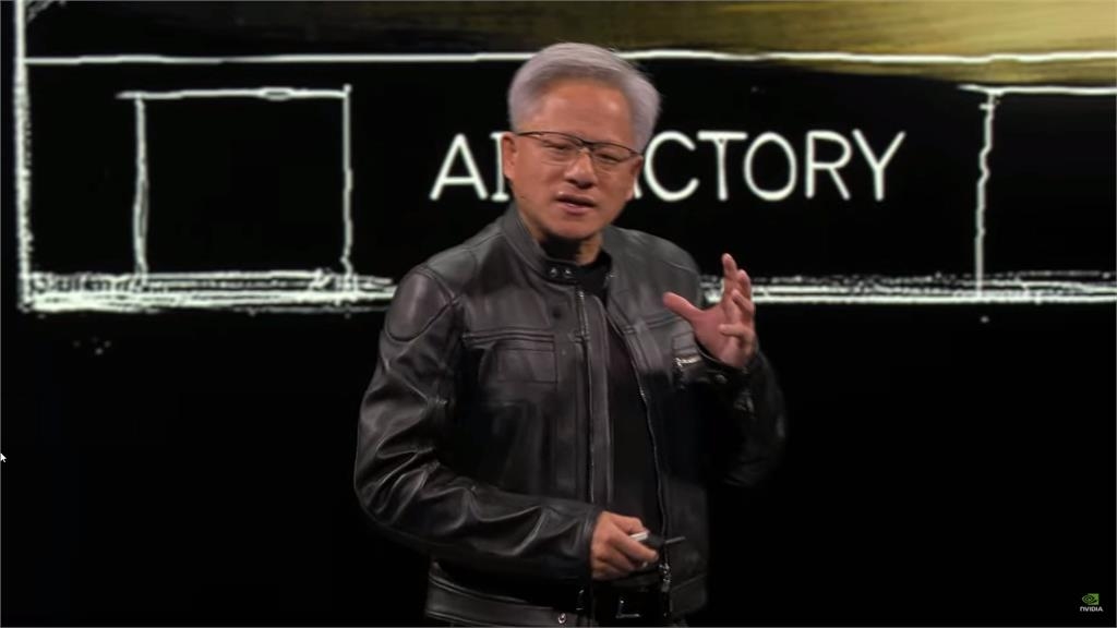 黃仁勳赴北京入境隨俗!脫掉皮衣「穿唐裝亮相」罕見換裝引中國熱議