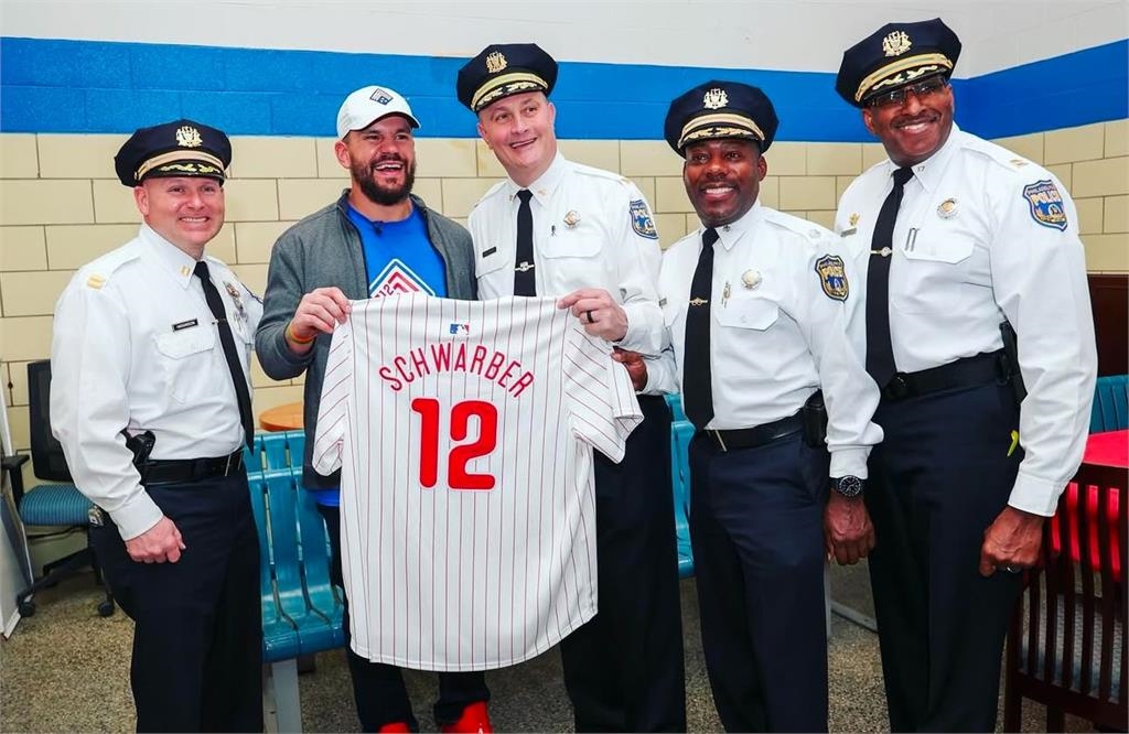 MLB(影)/三轟封神不忘初心!費城人重砲史瓦伯為國聯奪勝、也為社區點燈