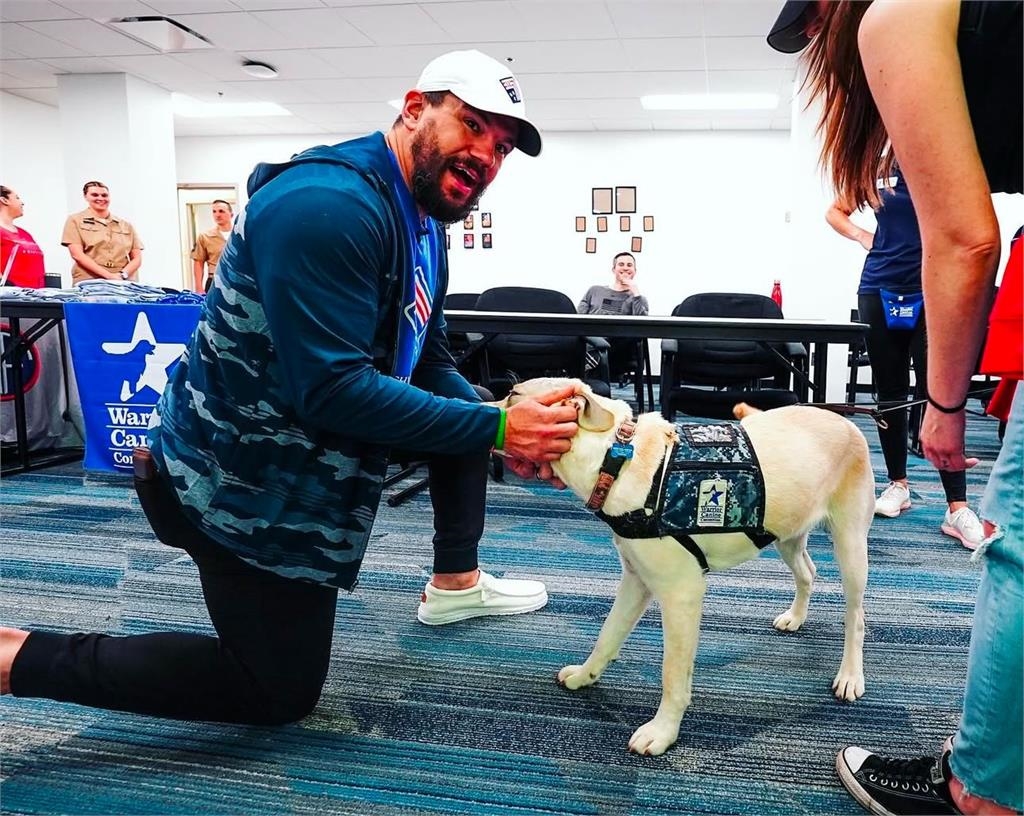 MLB(影)/三轟封神不忘初心!費城人重砲史瓦伯為國聯奪勝、也為社區點燈