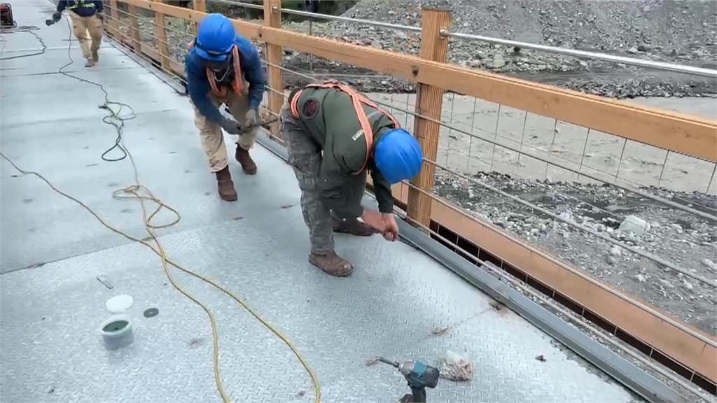 高雄「美蘭部落」吊橋毀損! 通勤民眾如走鋼索怵目驚心