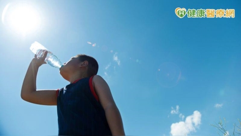 日頭炎炎補水不足　當心泌尿結石找上門