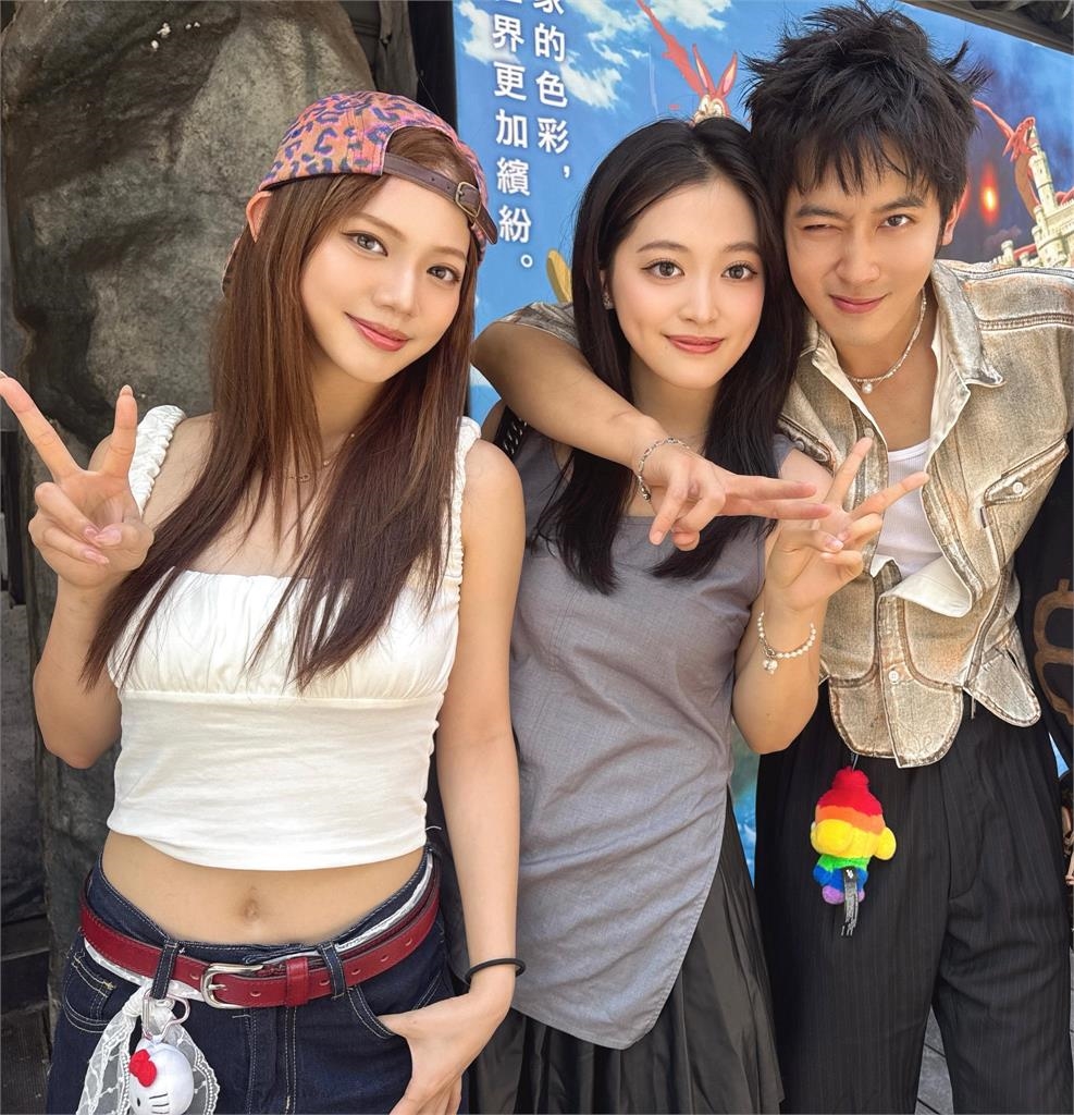 56歲王彩樺曬「帥兒正面照」顏值曝光!合體「最美星二代」全網狂圍觀:哇