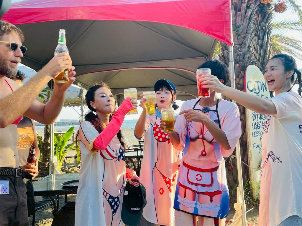 《綜藝新時代》美酒喝到飽拚了!楊繡惠跟籃籃借比基尼大秀好身材