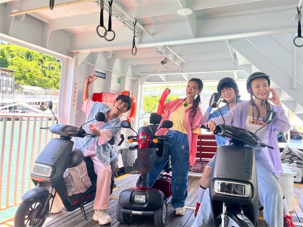 《綜藝新時代》美酒喝到飽拚了!楊繡惠跟籃籃借比基尼大秀好身材