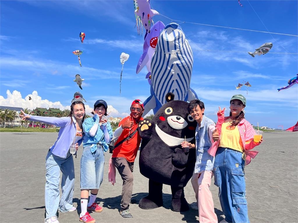 《綜藝新時代》美酒喝到飽拚了!楊繡惠跟籃籃借比基尼大秀好身材