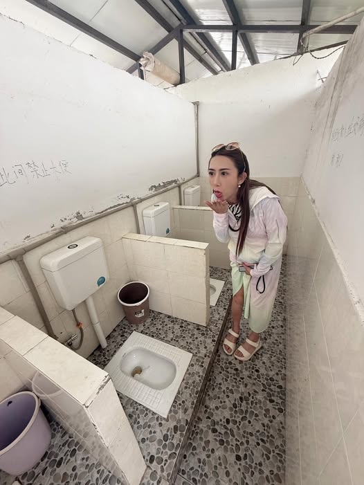 罔腰打臉館長「噁心畫面」流出!曝中國廁所「沒門滿地尿」:我不遮身材好沒差