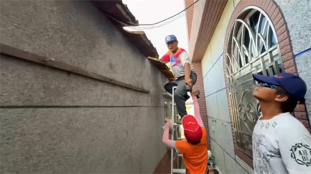 丹娜絲颱風重創台南七股 義工團隊相互號召入災區修繕