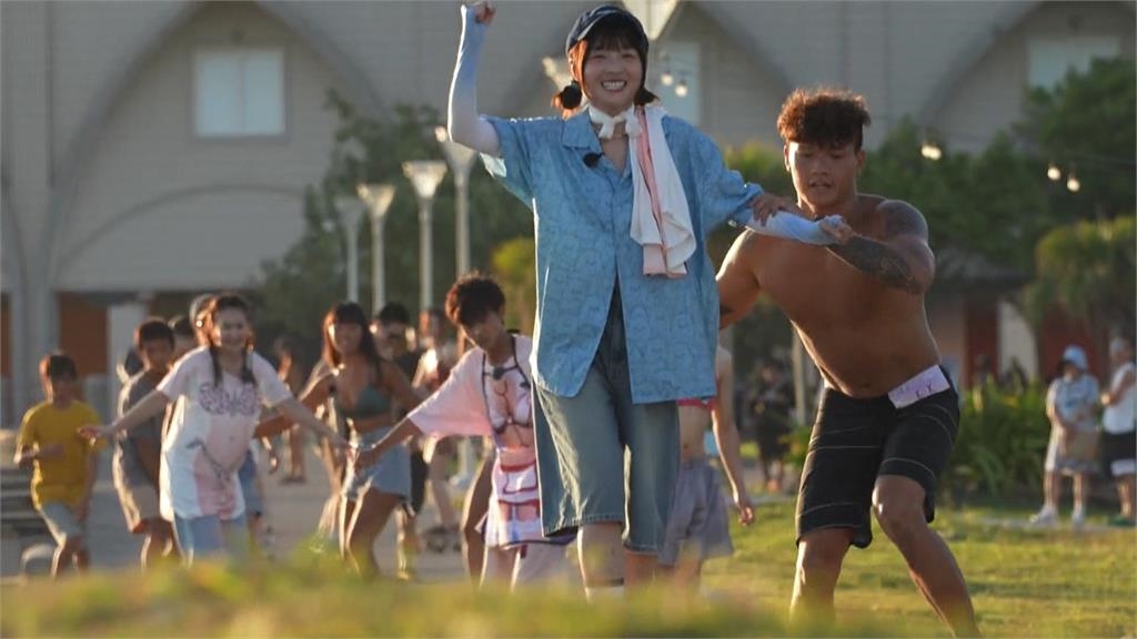 化身一日洗船職人 主持人持強力水柱槍去除藤壺