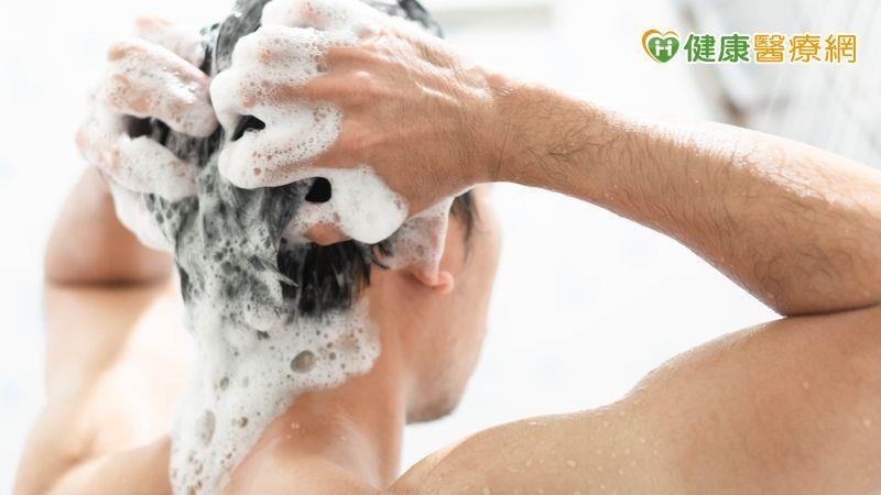 頭髮油油怎麼也洗不乾淨？醫：洗頭沒洗對地方　快掌握正確5步驟