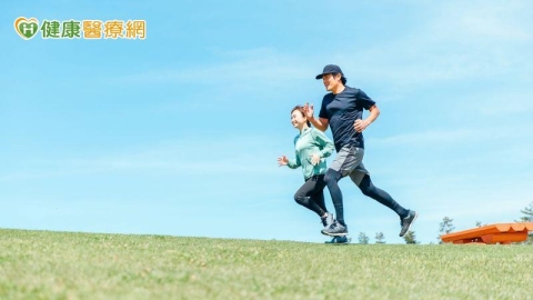 覺得自己還年輕 抽菸喝酒、不運動也沒問題?研究:最快36歲身心狀況就變差!