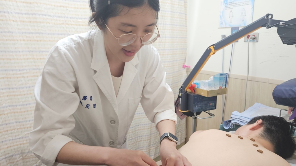 熱在三伏貼！中醫貼敷「大椎、肺俞、腎俞」穴位！提升自體免疫