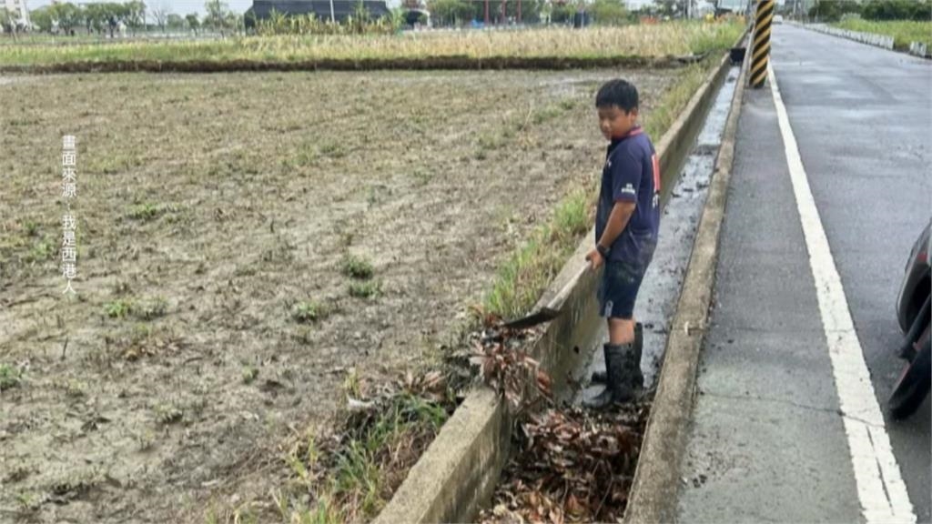 國中男學生主動清理溝渠大量落葉　數萬人按讚