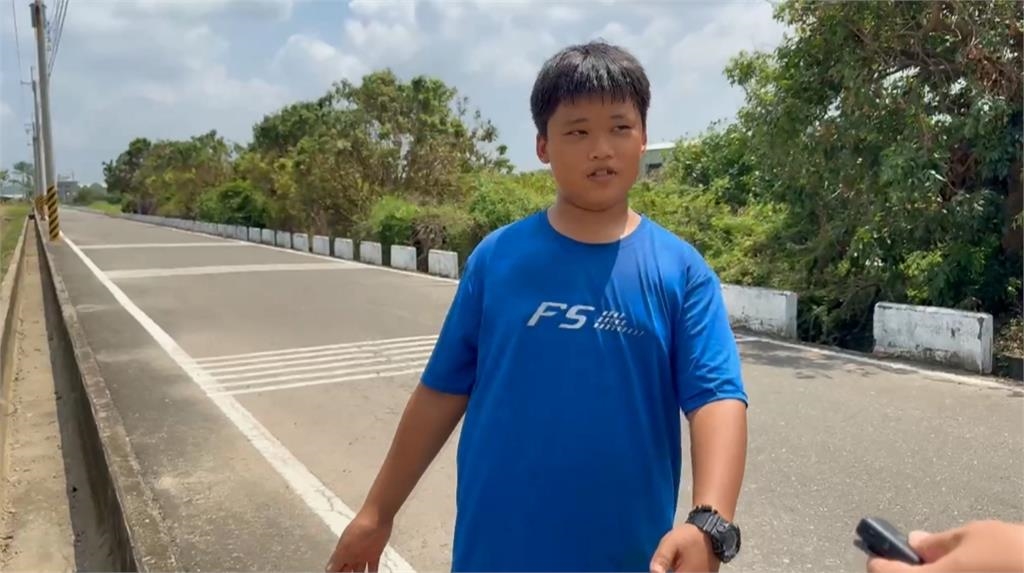 國中男學生主動清理溝渠大量落葉 數萬人按讚