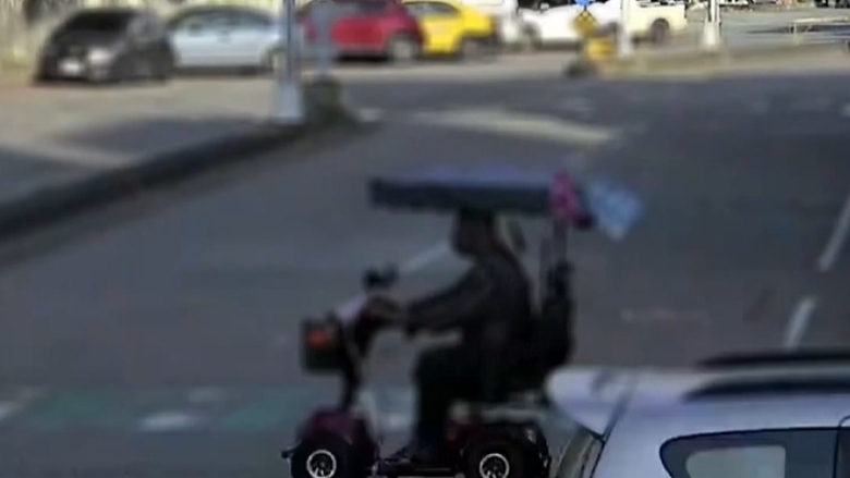 就要這一味！97歲老翁騎代步車「遠征16公里」　為買名店烤鴨款待好友