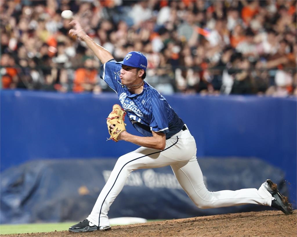 中職(影)/超敬業!悍將牛棚遭「強襲球觸身」打中左腿 忍痛傳球網狂讚