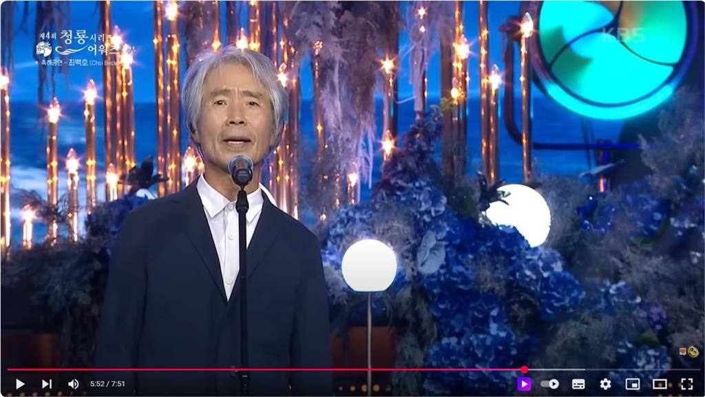 青龍獎尾聲藏彩蛋75歲大咖歌手突出場 惠利嚇到張大嘴、IU跳起來哭全被拍