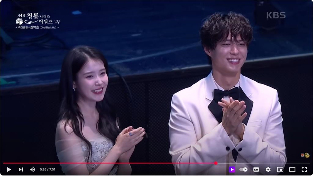 青龍獎尾聲藏彩蛋75歲大咖歌手突出場 惠利嚇到張大嘴、IU跳起來哭全被拍