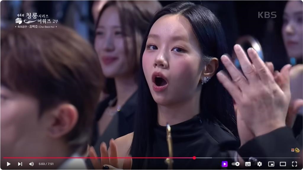 青龍獎尾聲藏彩蛋75歲大咖歌手突出場 惠利嚇到張大嘴、IU跳起來哭全被拍