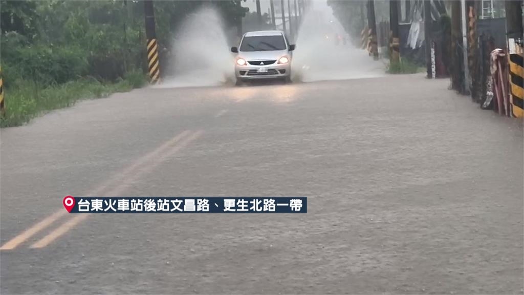 薇帕雨彈狂炸花東 學生冒風雨撐傘等公車 水淹腳踝